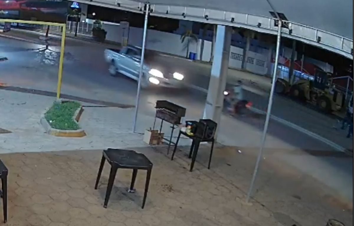 Câmera flagra momento em que motociclista invade pista e sofre grave acidente, no interior de Goiás