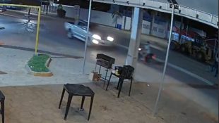 Câmera flagra momento em que motociclista invade pista e sofre grave acidente, no interior de Goiás