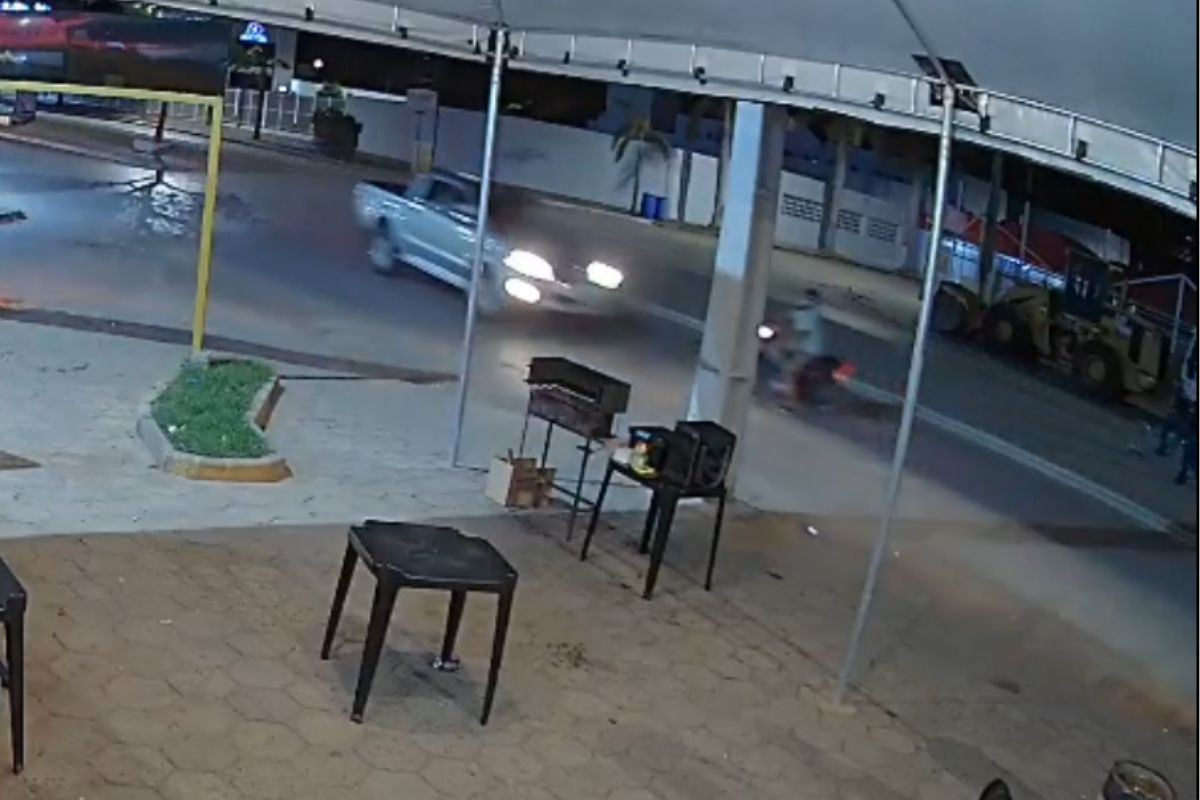 Câmera flagra momento em que motociclista invade pista e sofre grave acidente, no interior de Goiás
