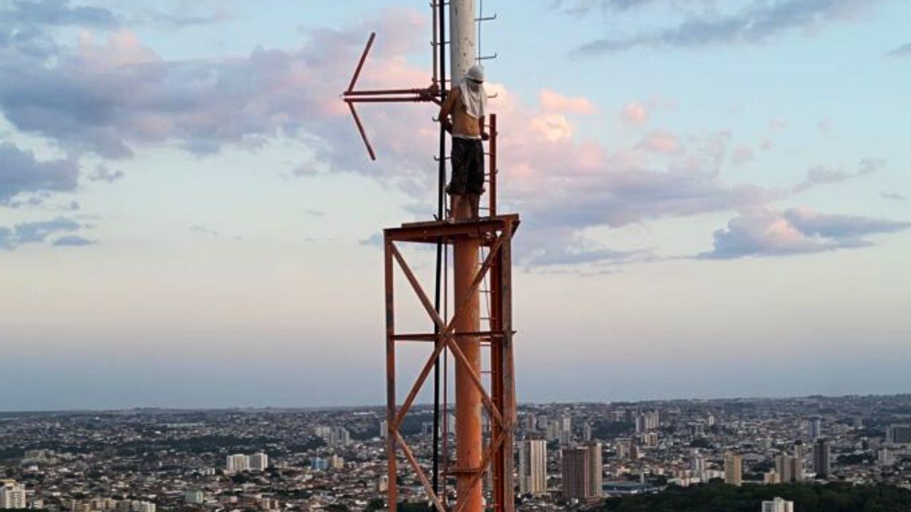 Poder público e rádios estudam forma de impedir que homem suba em antena do Jardim Alexandrina