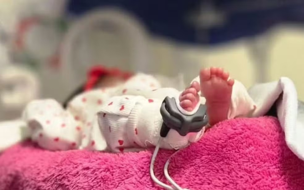 Bebê completou um mês de vida na UTI do hospital. (Foto: Santa Casa de Anápolis)