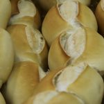 Não é dentro da geladeira, nem no saco: o lugar que o pão deve ficar para não endurecer