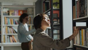 6 comportamentos que pessoas inteligentes têm na frente dos outros, segundo a psicologia