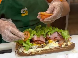 Cliente escolhe todos os ingredientes do Subway e valor impressiona. funcionária