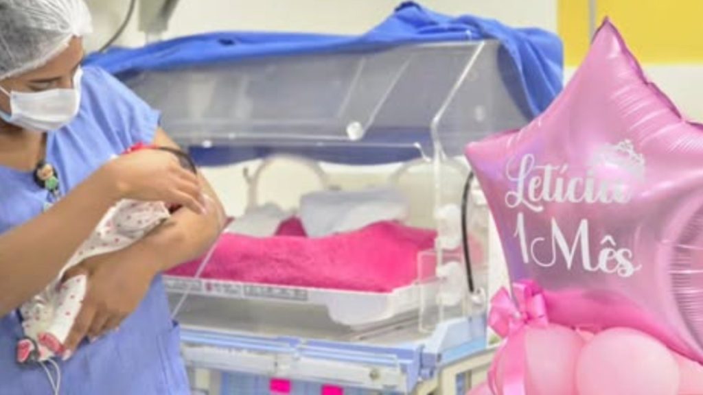 Equipe médica celebrou 1 mês de vida da bebê. (Foto: Santa Casa de Anápolis)