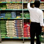 Empresa pode descontar vale-alimentação quando um funcionário falta? Veja o que diz a lei