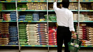 Empresa pode descontar vale-alimentação quando um funcionário falta? Veja o que diz a lei