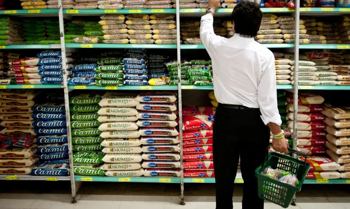 Empresa pode descontar vale-alimentação quando um funcionário falta? Veja o que diz a lei