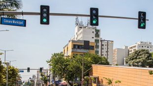 Farol verde para passagem dos veículos