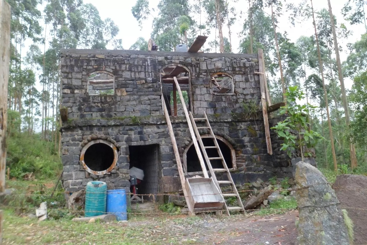 Após duas décadas colocando pedra por pedra, brasileiro conclui casa inspirada nas da Itália e mostra resultado