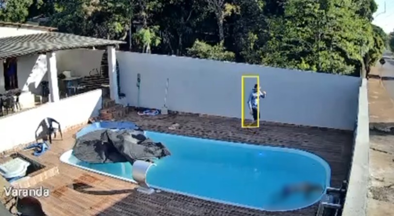 Câmera registrou momento em que mulher é encontrada sem vida em piscina de residência em Anápolis