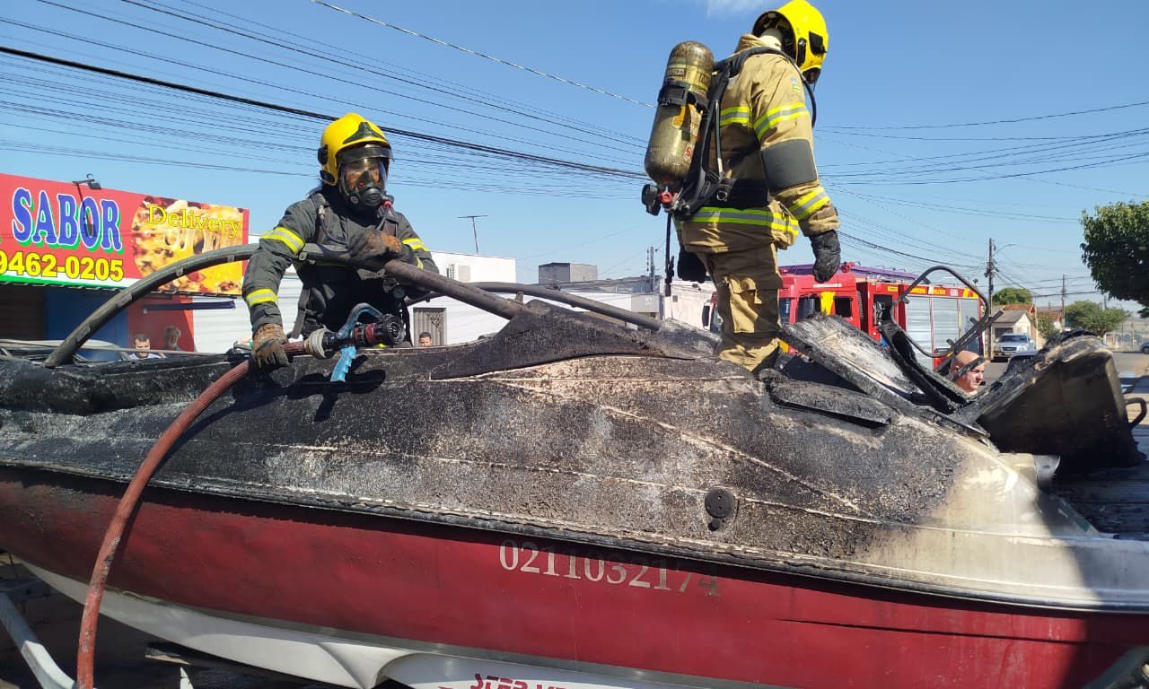 Veja destruição causada após lancha pegar fogo em oficina de Anápolis