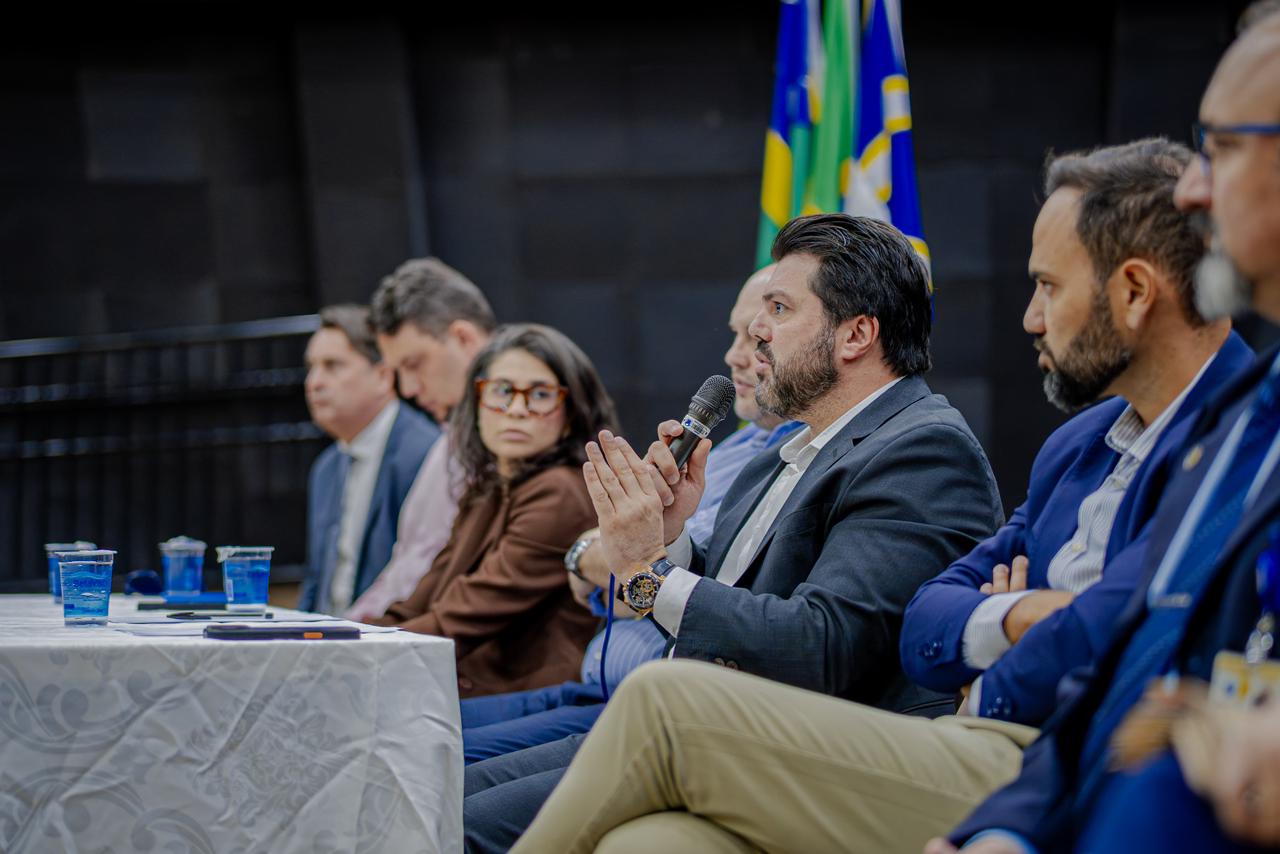 Márcio Corrêa dá 180 dias para provedores de internet regularizarem fios em Anápolis