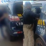Ambos os passageiros foram retirados do ônibus e conduzidos a delegacia. (Foto: Divulgação)