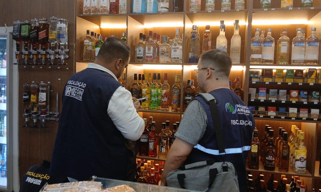 Procon Anápolis fiscalizou diversos estabelecimentos para averiguar bebidas em desconforme com a legislação. (Foto: Divulgação)