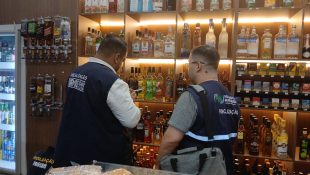 Procon Anápolis fiscalizou diversos estabelecimentos para averiguar bebidas em desconforme com a legislação. (Foto: Divulgação)