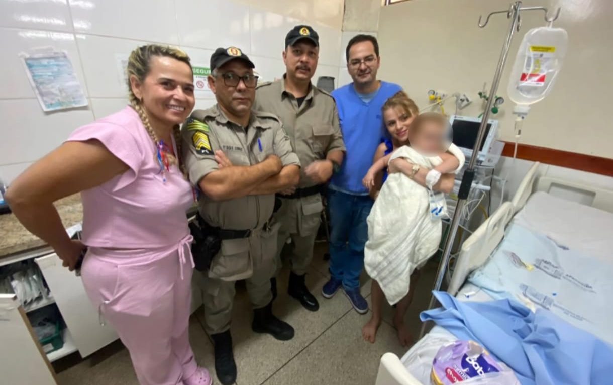 Policiais acompanharam a bebê e os pais até o hospital. (Foto: Divulgação)