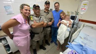 Policiais acompanharam a bebê e os pais até o hospital. (Foto: Divulgação)