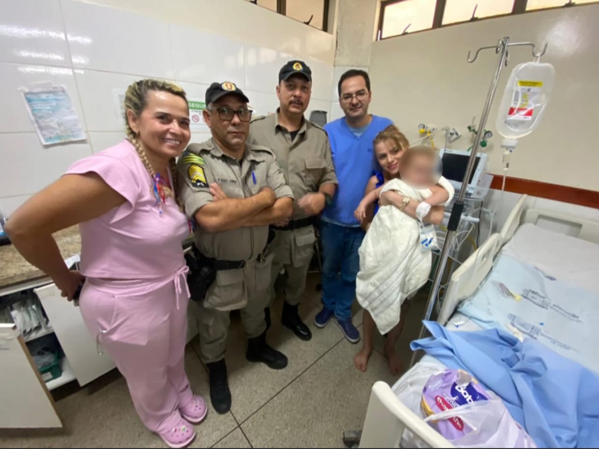 Policiais acompanharam a bebê e os pais até o hospital. (Foto: Divulgação)