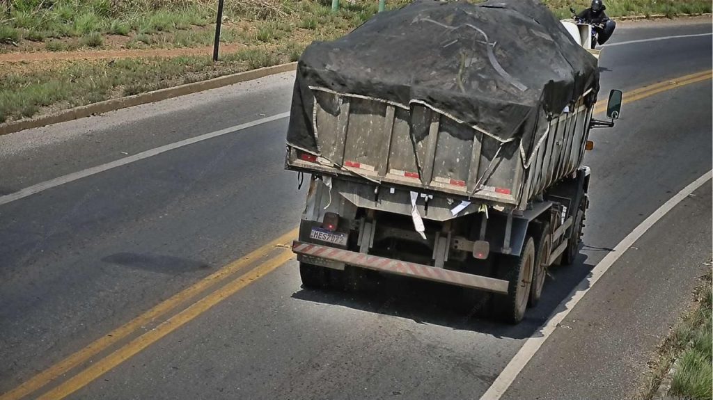 Multa de R$ 30 mil para motorista flagrado descartado entulho em Aparecida de Goiânia