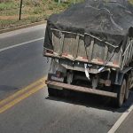 Multa de R$ 30 mil para motorista flagrado descartado entulho em Aparecida de Goiânia