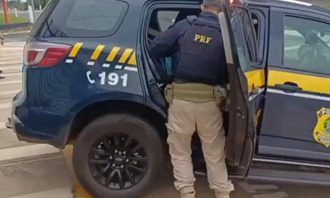 Polícia Rodoviária Federal efetuou a prisão do indivíduo. (Foto: Divulgação)