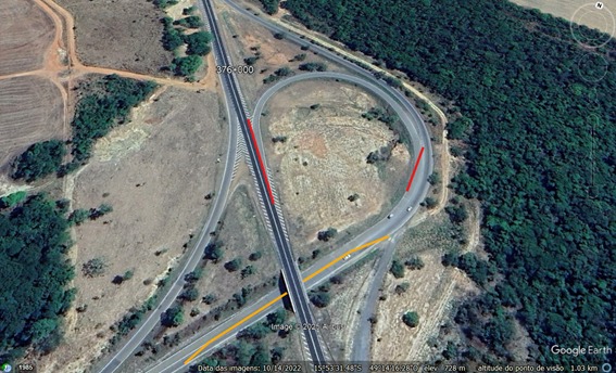 A linha vermelha pintada sobre os zebrados na imagem indica o bloqueio de quem está trafegando na BR 153 sentido norte e quer acessar a GO 080, a outra linha vermelha menor indica a implantação de outro bloqueio, com o objetivo de impedir que os usuários acessem equivocadamente, pela contramão, a alça de acesso à BR-153. Já a linha laranja representa o ponto de estreitamento da faixa na GO-080. (Foto: Ecovias Araguaia)