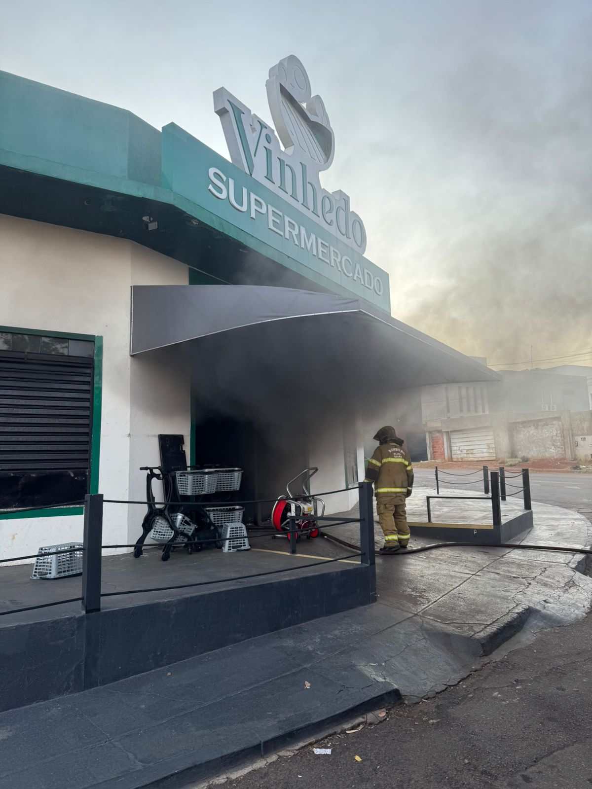 Incêndio deixou rastro de destruição. (Foto: Reprodução)
