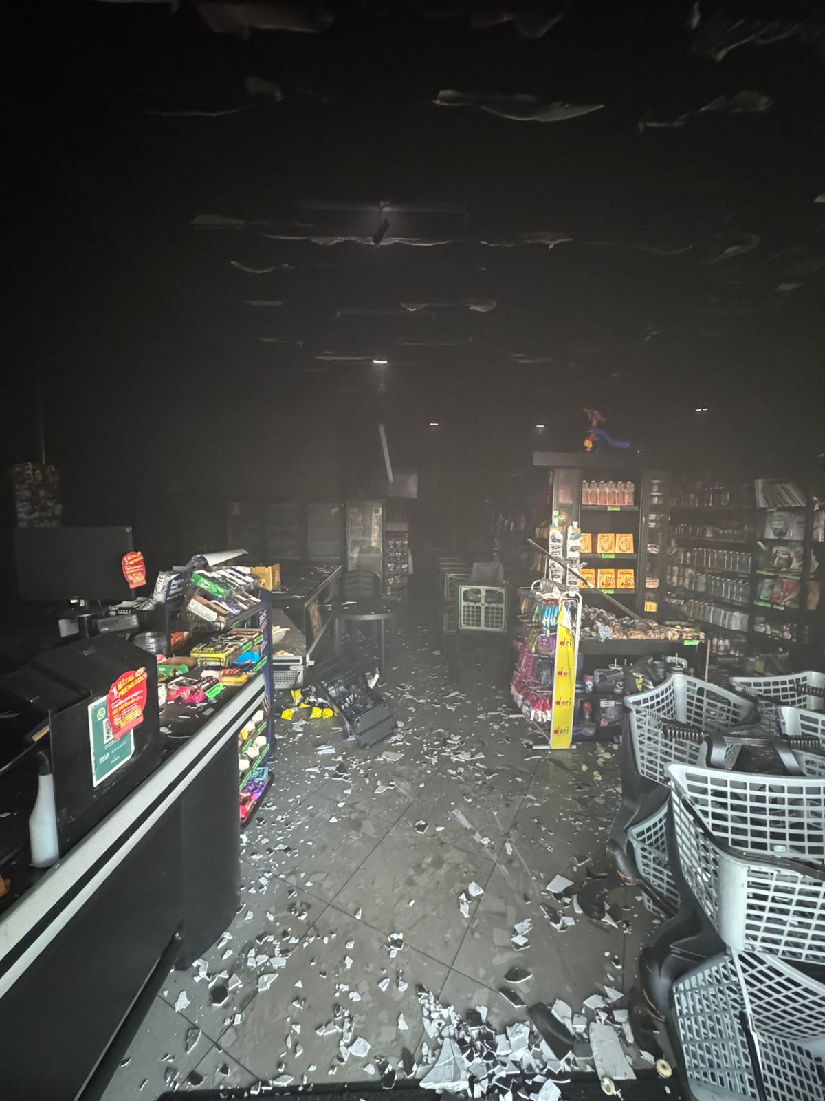 Incêndio deixou rastro de destruição. (Foto: Reprodução)