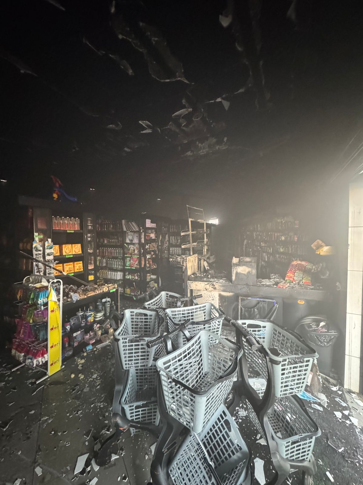 Incêndio deixou rastro de destruição. (Foto: Reprodução)