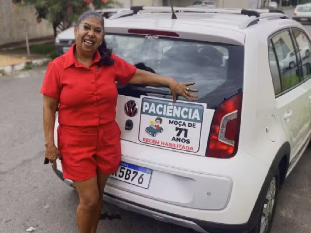 Professora aposentada fixou uma placa de aviso aos outros motoristas. (Foto: Tv Anhanguera) CNH
