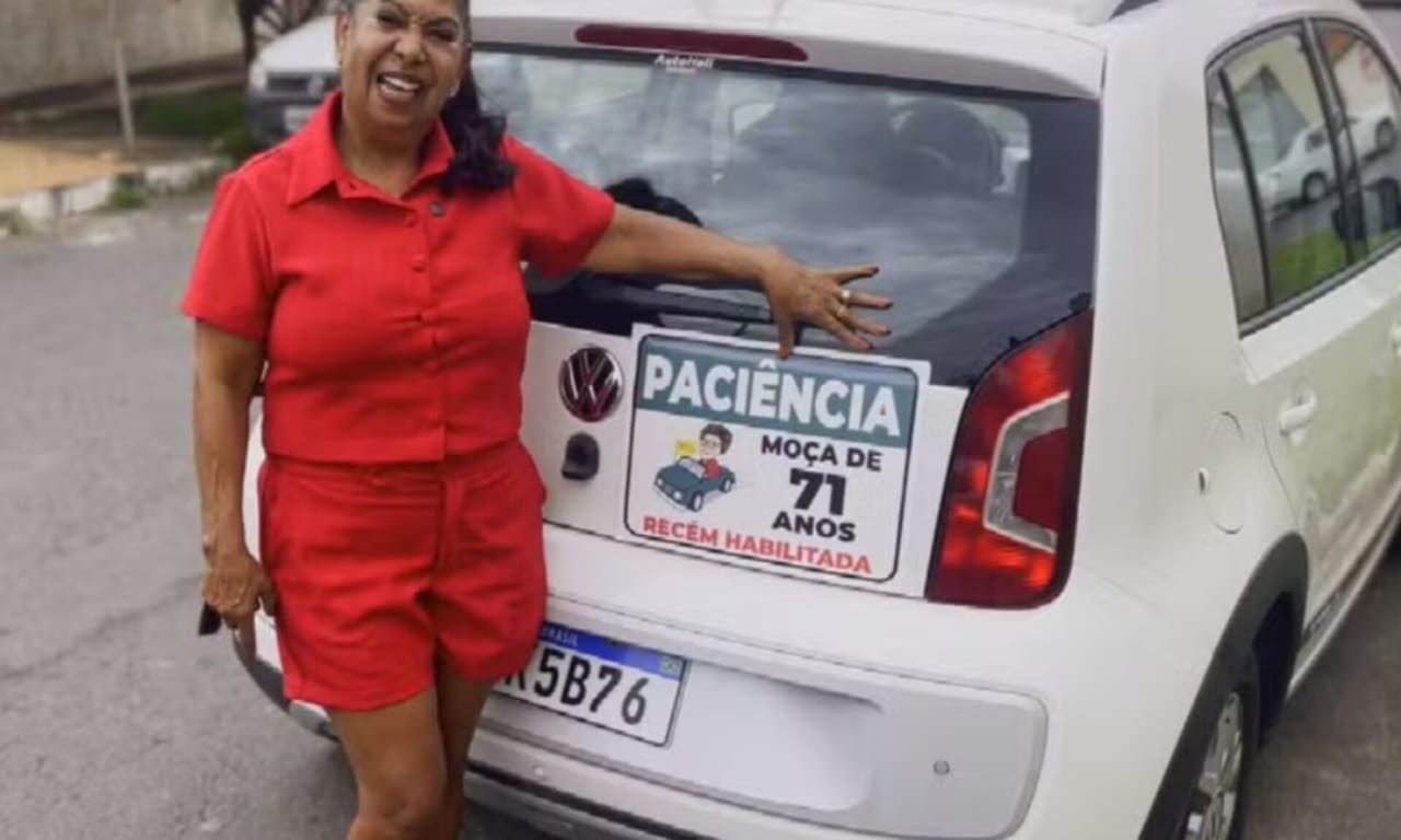 Professora aposentada fixou uma placa de aviso aos outros motoristas. (Foto: Tv Anhanguera) CNH