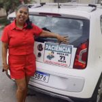 Professora aposentada fixou uma placa de aviso aos outros motoristas. (Foto: Tv Anhanguera) CNH