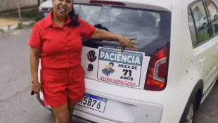 Professora aposentada fixou uma placa de aviso aos outros motoristas. (Foto: Tv Anhanguera) CNH