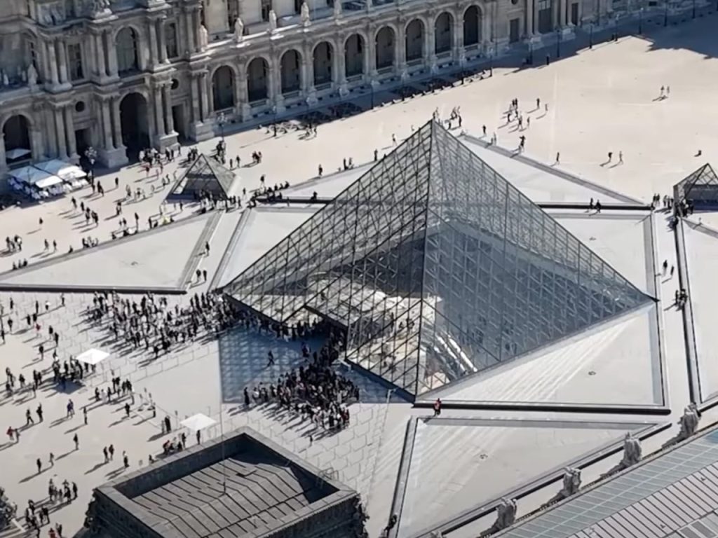 Museu do Louvre foi assaltado na manhã deste domingo (19). (Foto: YouTube)