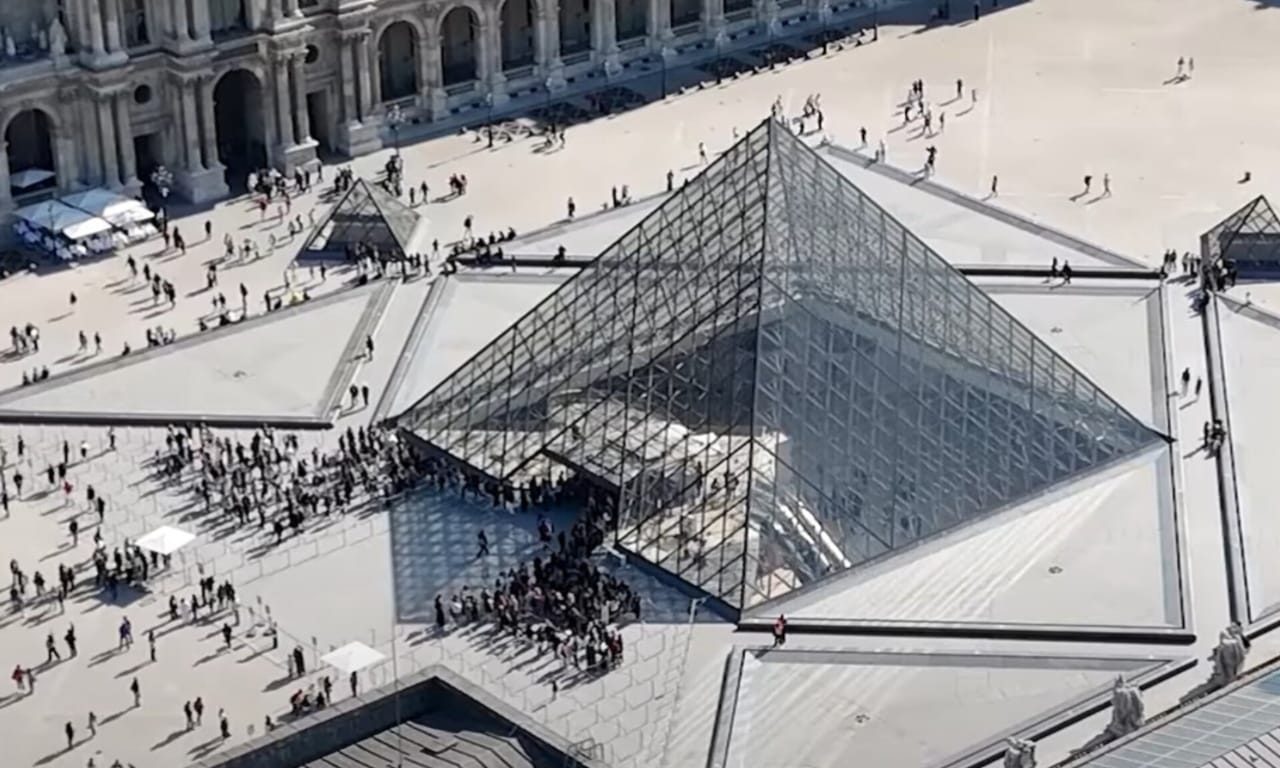 Museu do Louvre foi assaltado na manhã deste domingo (19). (Foto: YouTube)