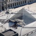 Museu do Louvre foi assaltado na manhã deste domingo (19). (Foto: YouTube)