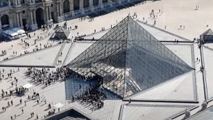 Museu do Louvre foi assaltado na manhã deste domingo (19). (Foto: YouTube)