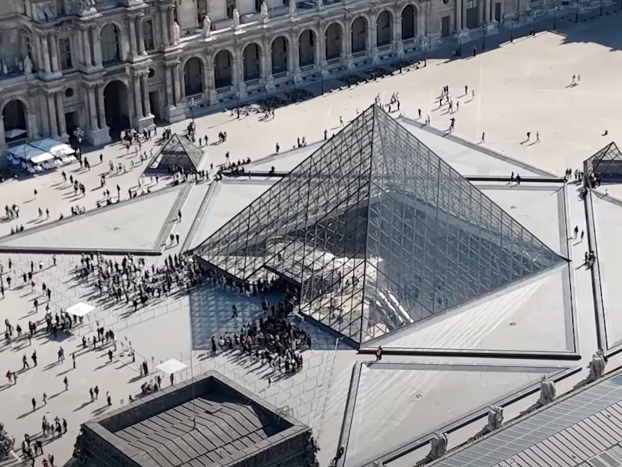 Museu do Louvre foi assaltado na manhã deste domingo (19). (Foto: YouTube)