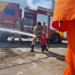 Dia foi de brincadeiras e descontração entre os bombeiros e a família de Victor. (Foto: Divulgação)