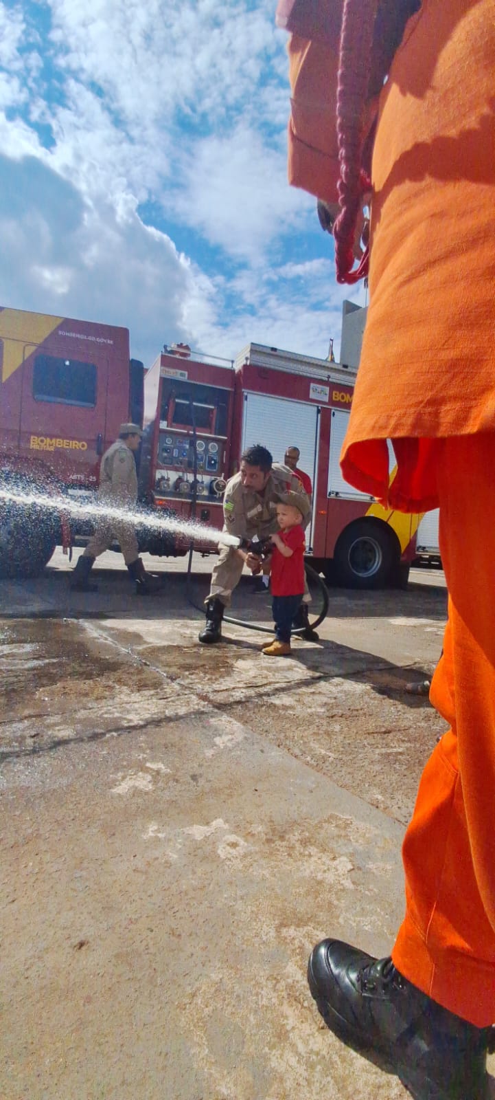Dia foi de brincadeiras e descontração entre os bombeiros e a família de Victor. (Foto: Divulgação)