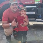 Dia foi de brincadeiras e descontração entre os bombeiros e a família de Victor. (Foto: Divulgação)