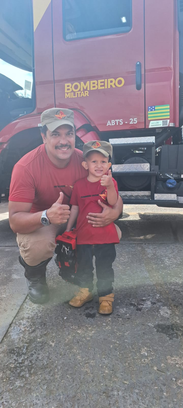 Dia foi de brincadeiras e descontração entre os bombeiros e a família de Victor. (Foto: Divulgação)