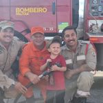 Dia foi de brincadeiras e descontração entre os bombeiros e a família de Victor. (Foto: Divulgação)