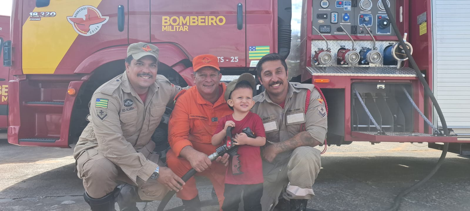 Dia foi de brincadeiras e descontração entre os bombeiros e a família de Victor. (Foto: Divulgação)