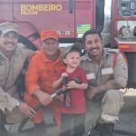 Dia foi de brincadeiras e descontração entre os bombeiros e a família de Victor. (Foto: Divulgação)