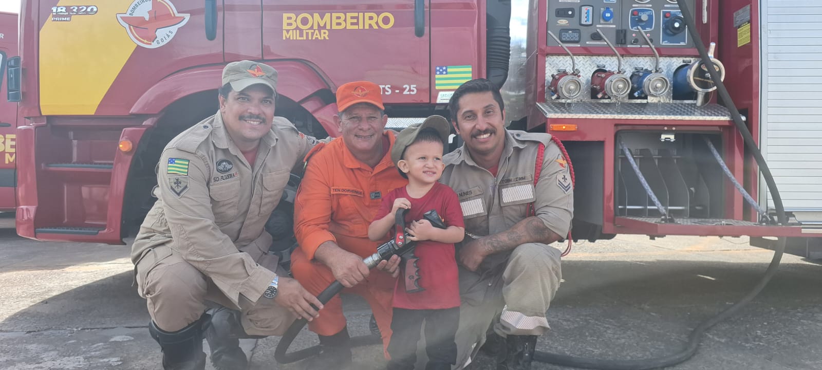 Dia foi de brincadeiras e descontração entre os bombeiros e a família de Victor. (Foto: Divulgação)