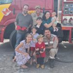 Dia foi de brincadeiras e descontração entre os bombeiros e a família de Victor. (Foto: Divulgação)
