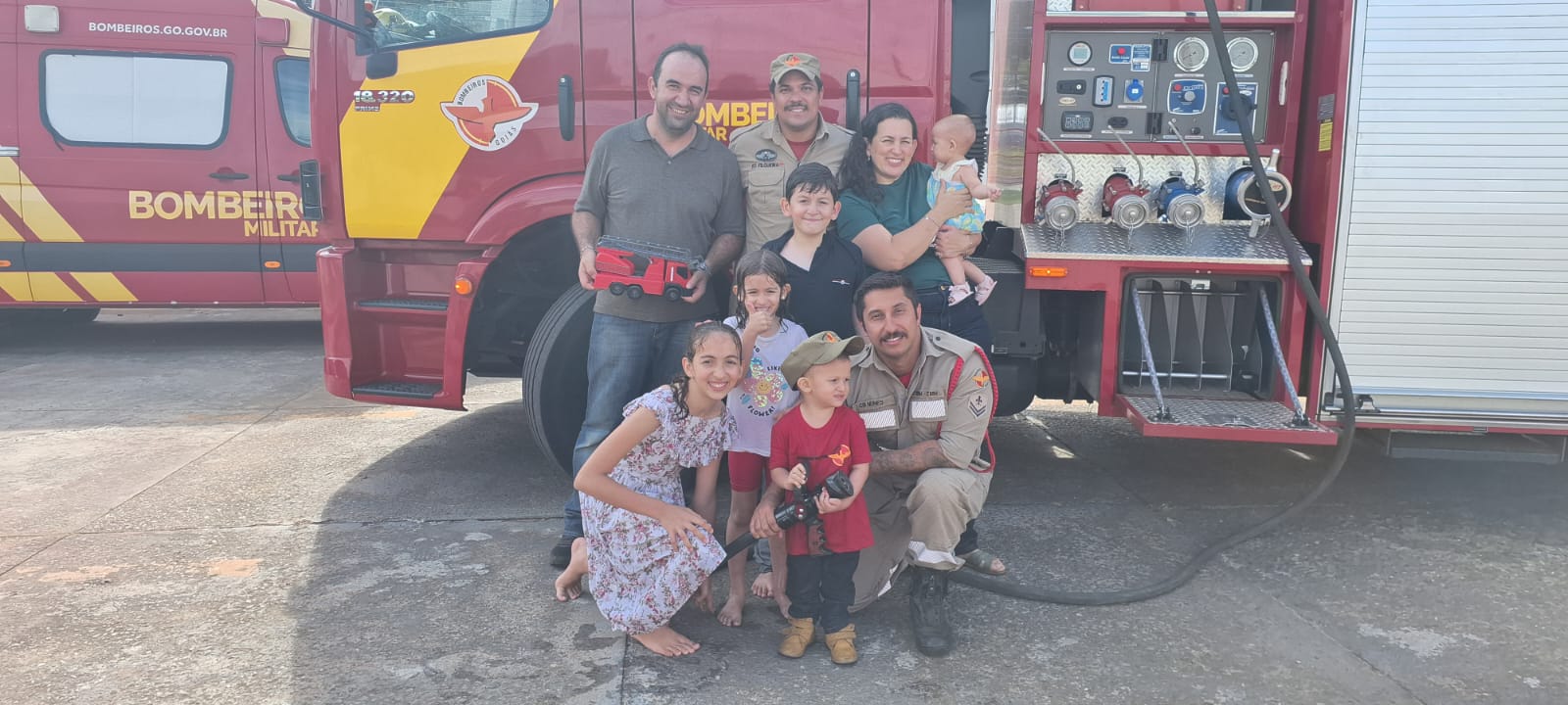 Dia foi de brincadeiras e descontração entre os bombeiros e a família de Victor. (Foto: Divulgação)