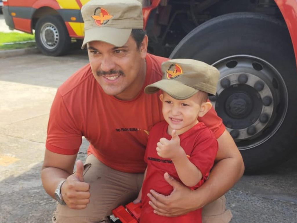 Victor ao lado do Sargento Filgueira. (Foto: Divulgação) Bombeiro